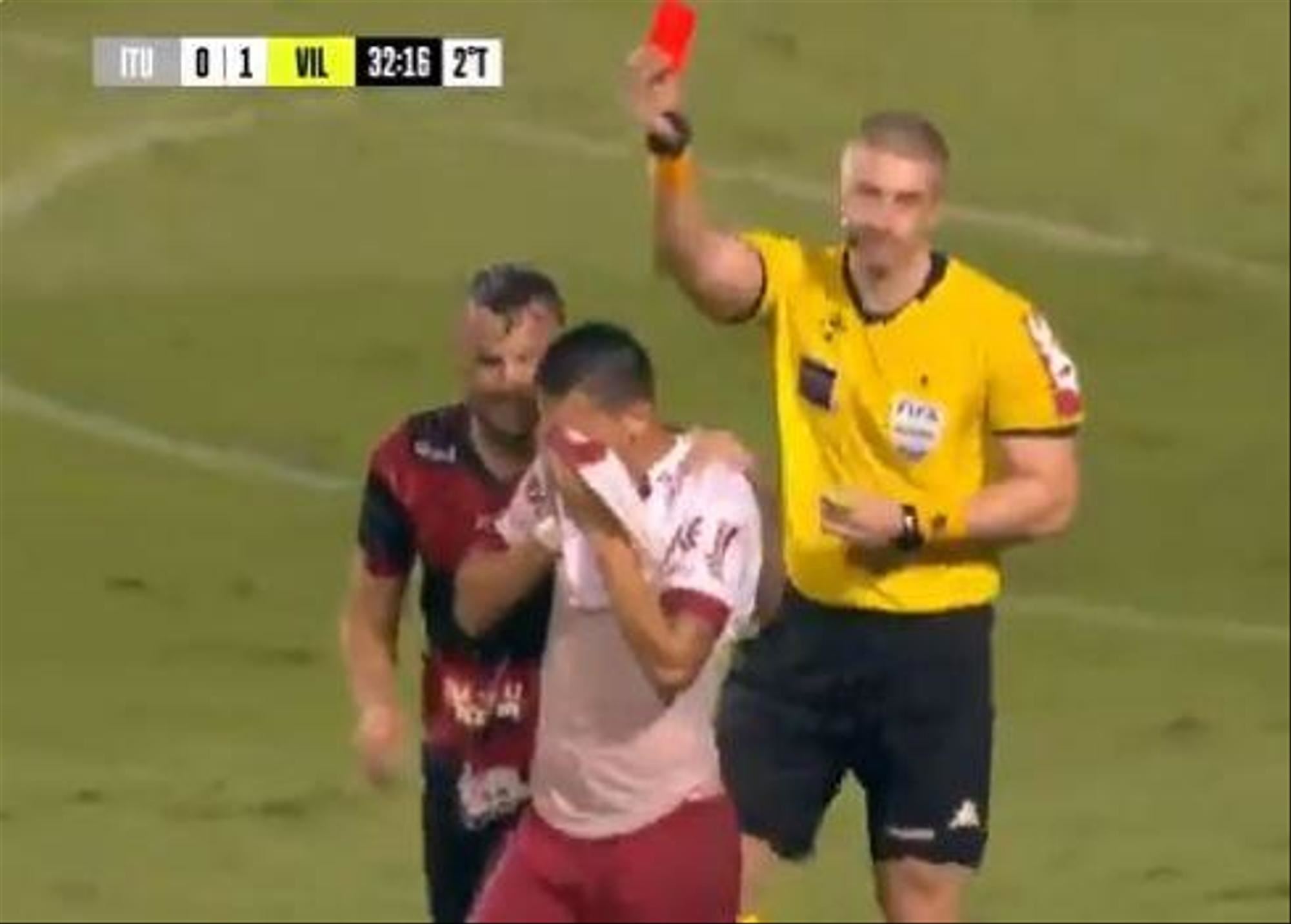 ڤیدیۆ؛ لە ماوەی کاژێرێکدا مێسی و ئامۆزاکەی بە کارتی سوور دەرکراون