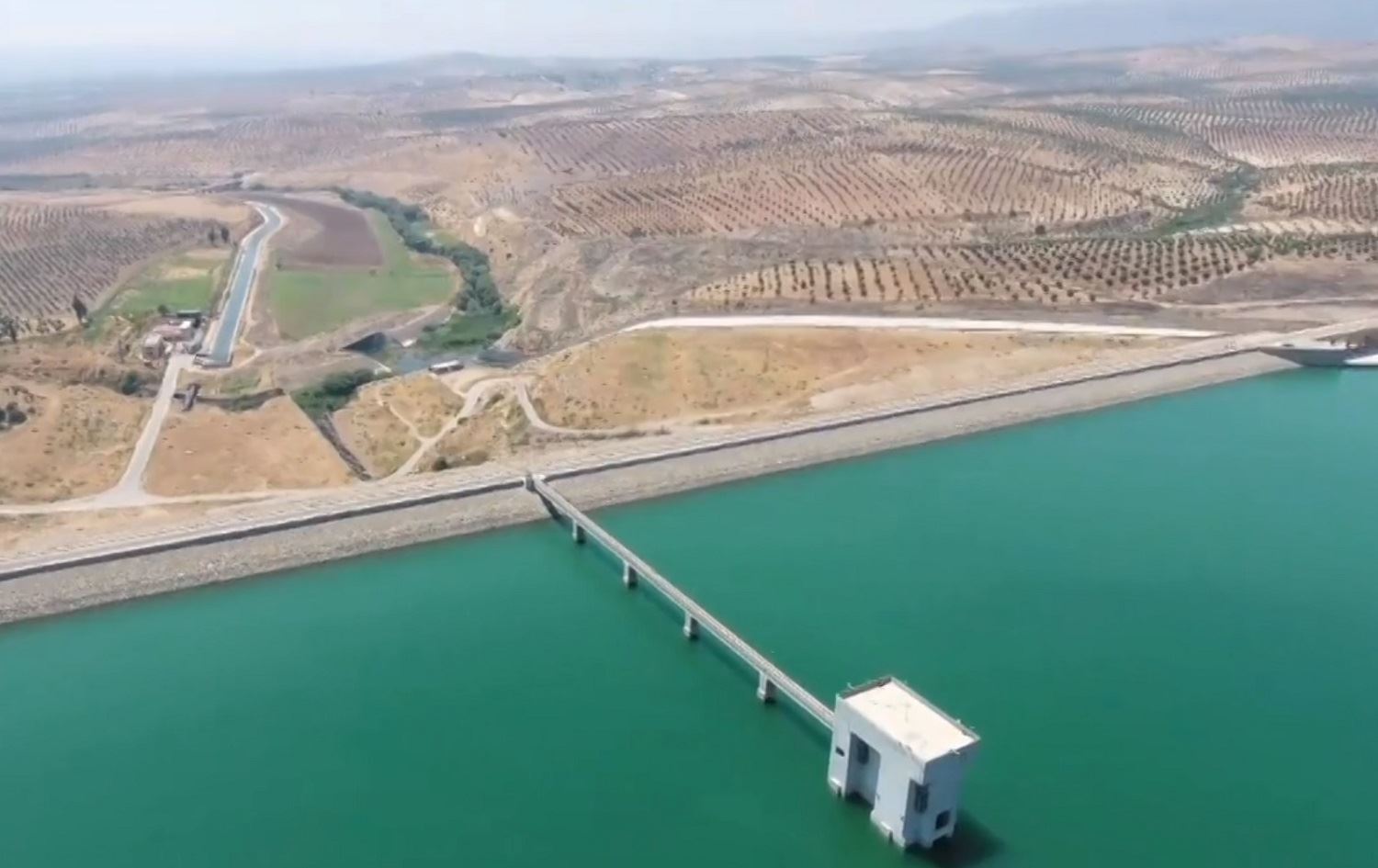 VIDEO - Bendava Meydankê li Efrînê derizî ye û av jê diçe