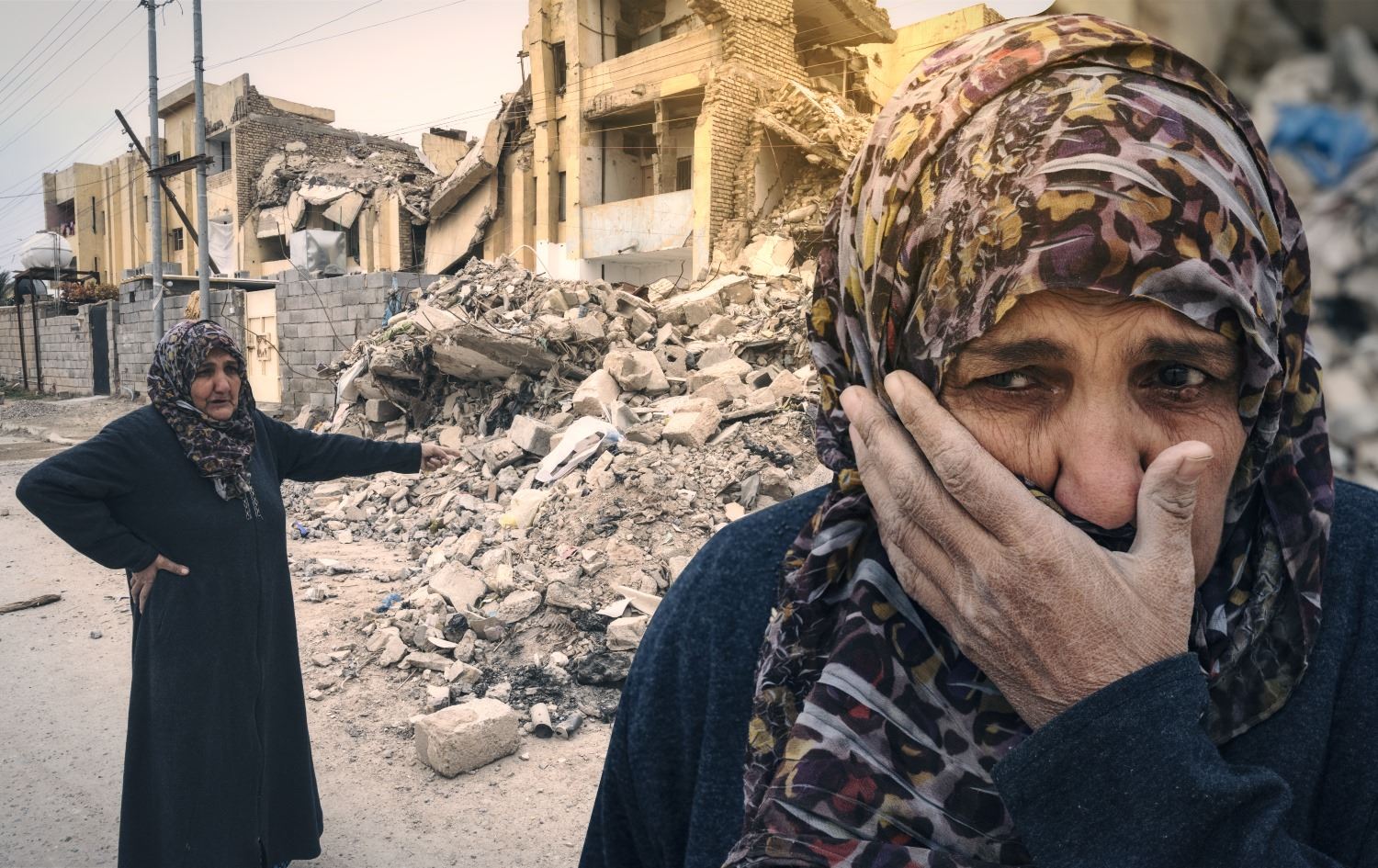 ژنێکی دانیشتووی روومادی رۆژانە دەچێتە لای خانووە رووخاوەکەی و بەدیاریەوە دەگری