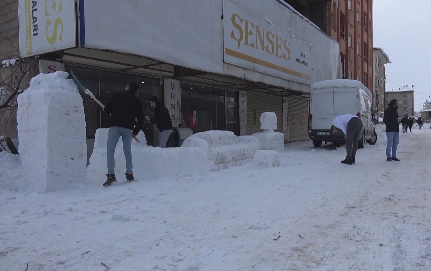 Ciwanên Colemêrgê bi çêkirina peykerên ji berfê bûne mijara torên civakî