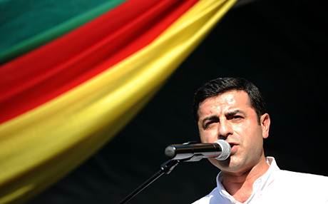 Demîrtaş rexneyan li helwesta Tikriyê ji şerê Xeza digire