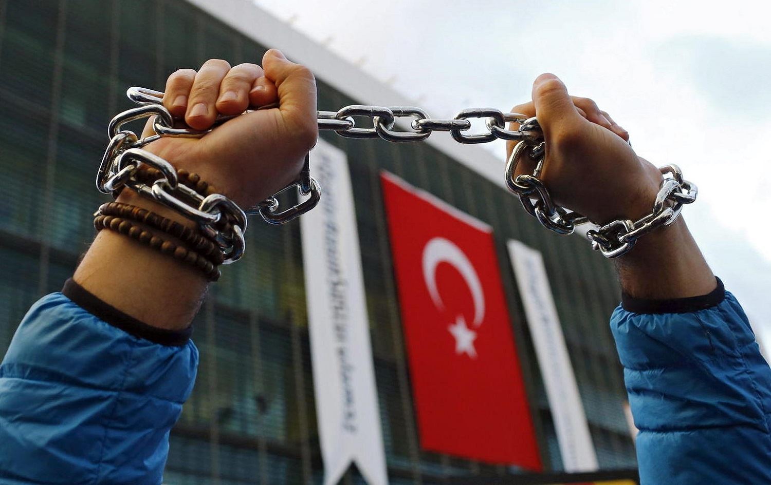 Freedom House: Tirkiyê li 30 welatan kesên mixalîf xistine jêr çavdêriyê