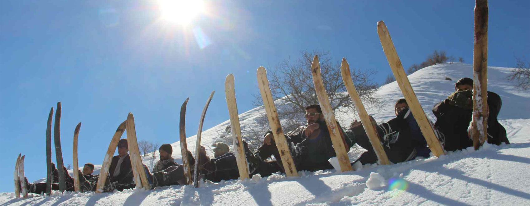 FOTO - Hakkarili gençler tahta kayak takımlarıyla profesyonel kayakçılara taş çıkartıyor