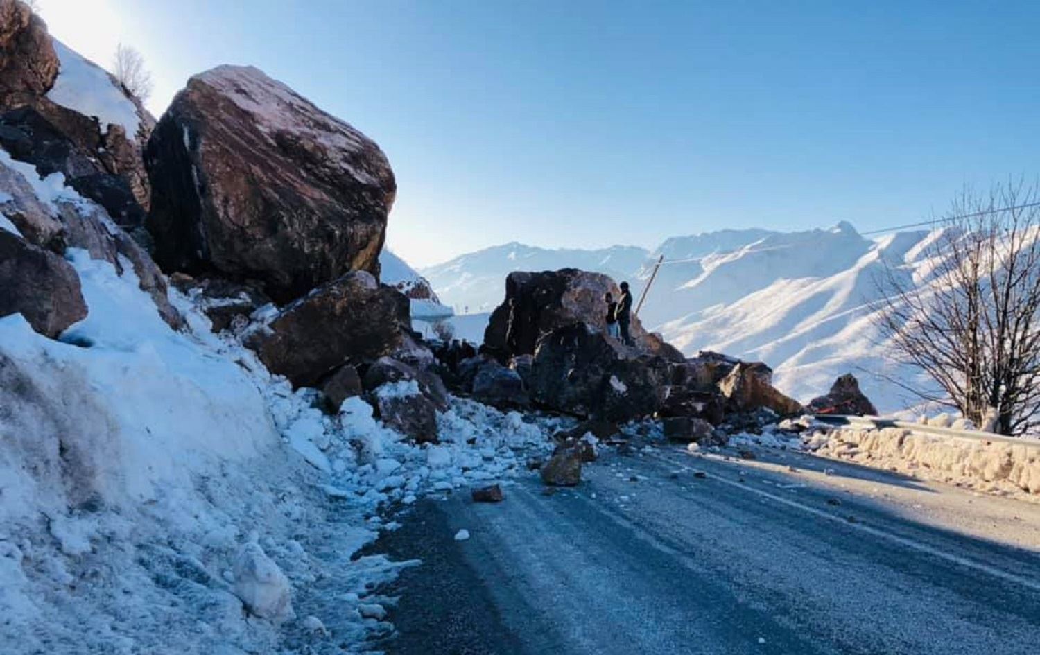 Rêya di navbera Şemzînan û Geverê de hat girtin