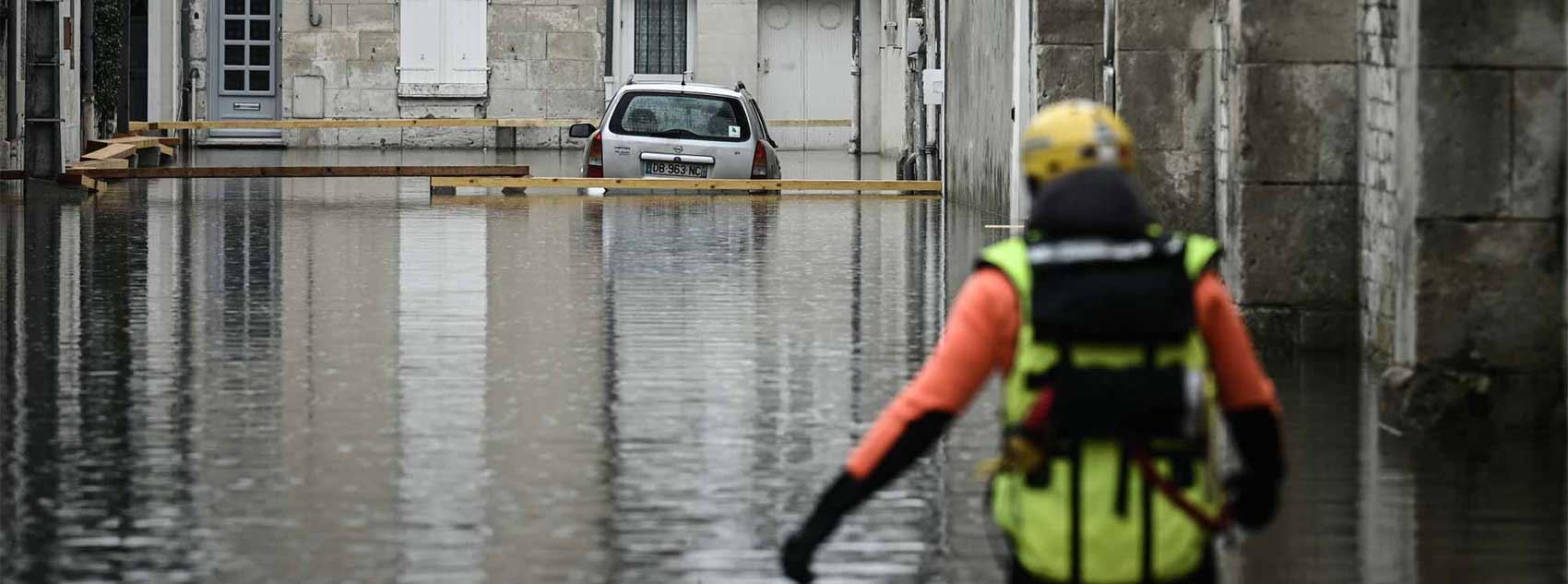 لافاو لە پاریس؛ تیمەکانی فریاگوزاری بە بەلەم خەڵک رزگاردەکەن