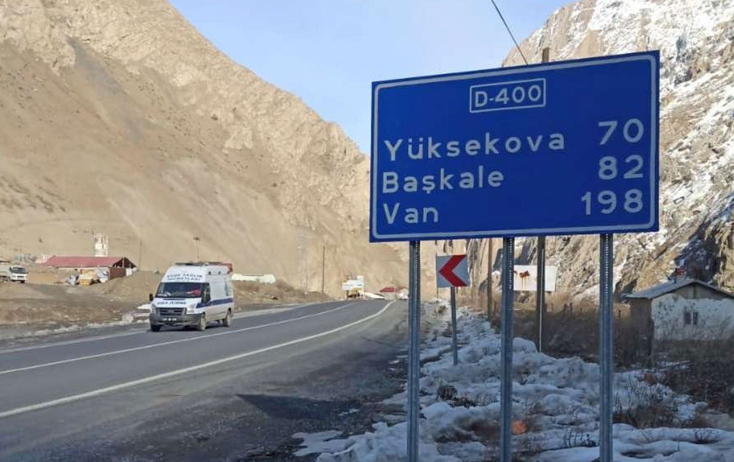 Hakkari-Van kara yolundaki köprüde çökme