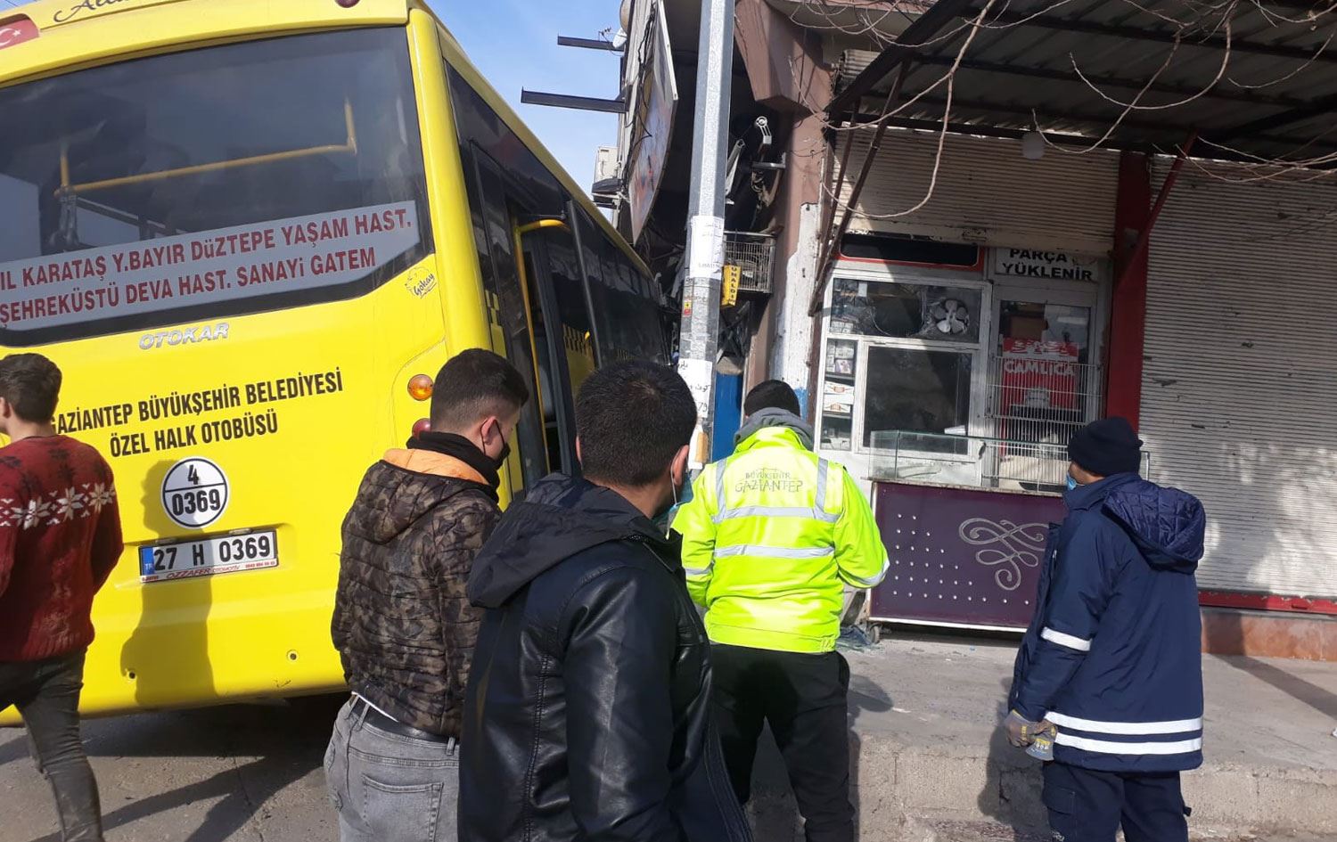 Işık ihlali yapan halk otobüsü iş yerine daldı: 1 ölü, 1 yaralı