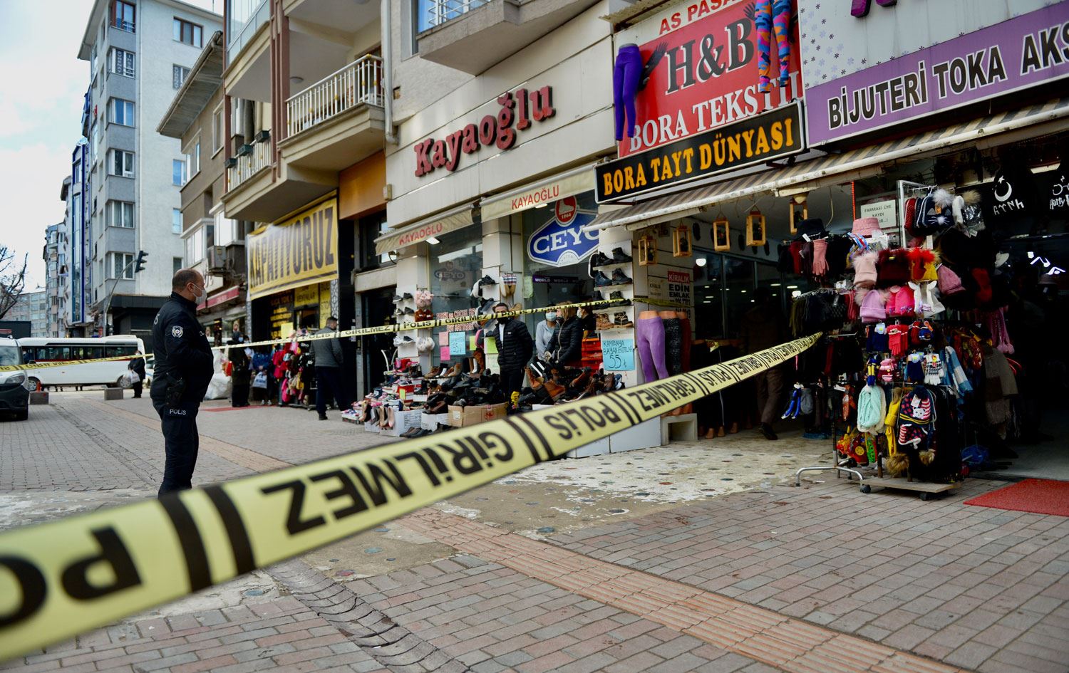 Evli çift ve 4 yaşındaki çocukları bıçaklanmış olarak ölü bulundu