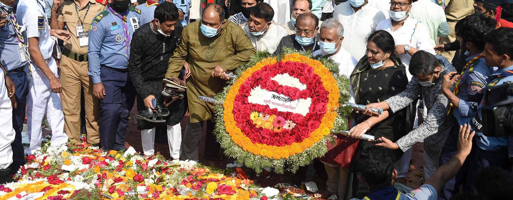 داپۆشینی مۆنیۆمێنتی شەهیدانی زمان بە گوڵ