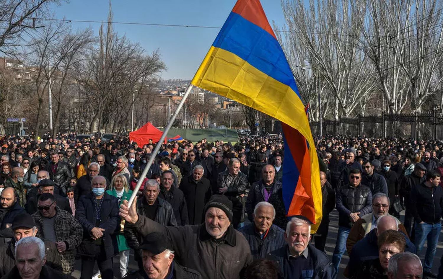 Ermenistan'da muhalifler hükümet binasını bastı