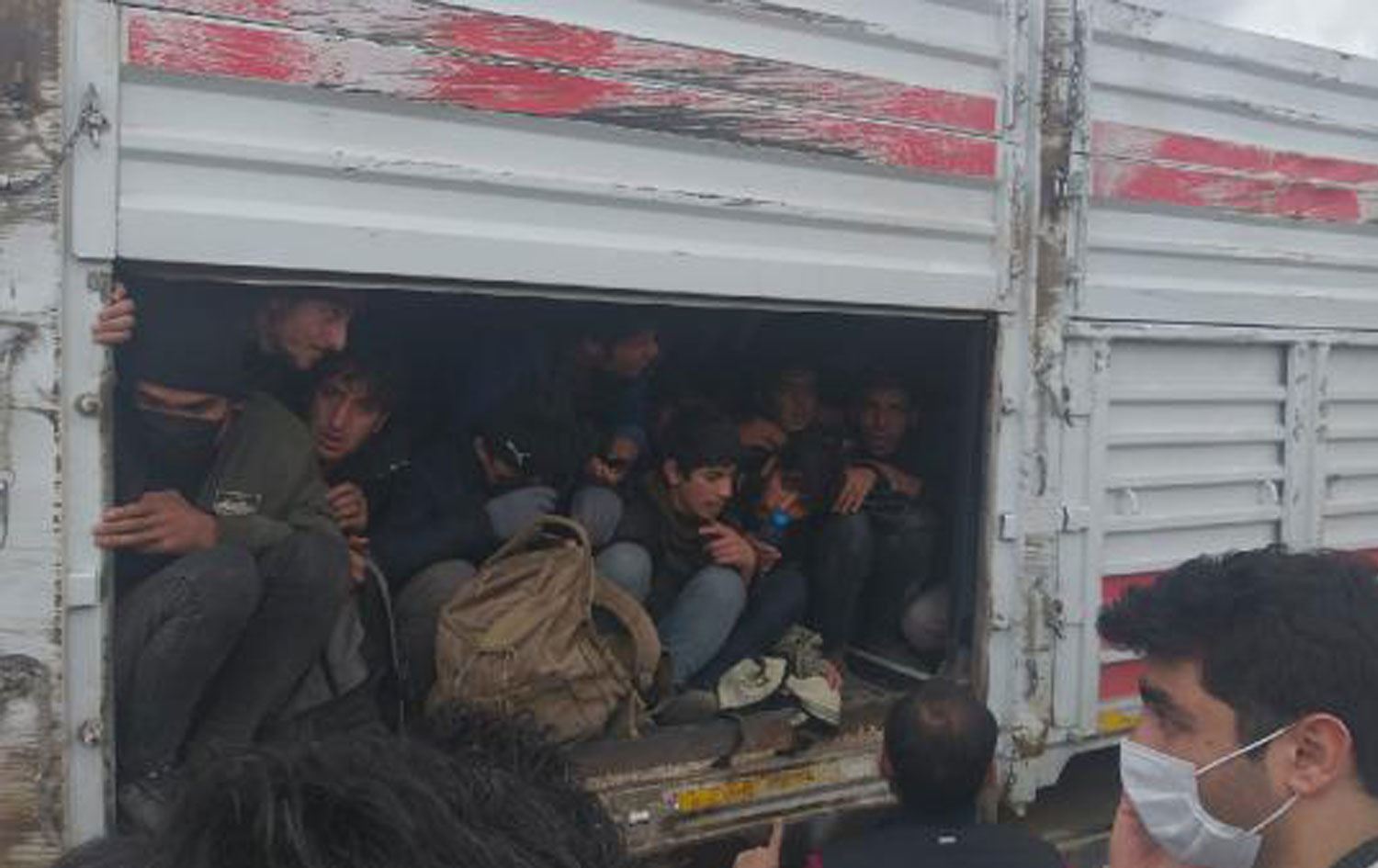 Van’da yaşlı adama çarpan TIR’da 114 kaçak göçmen çıktı