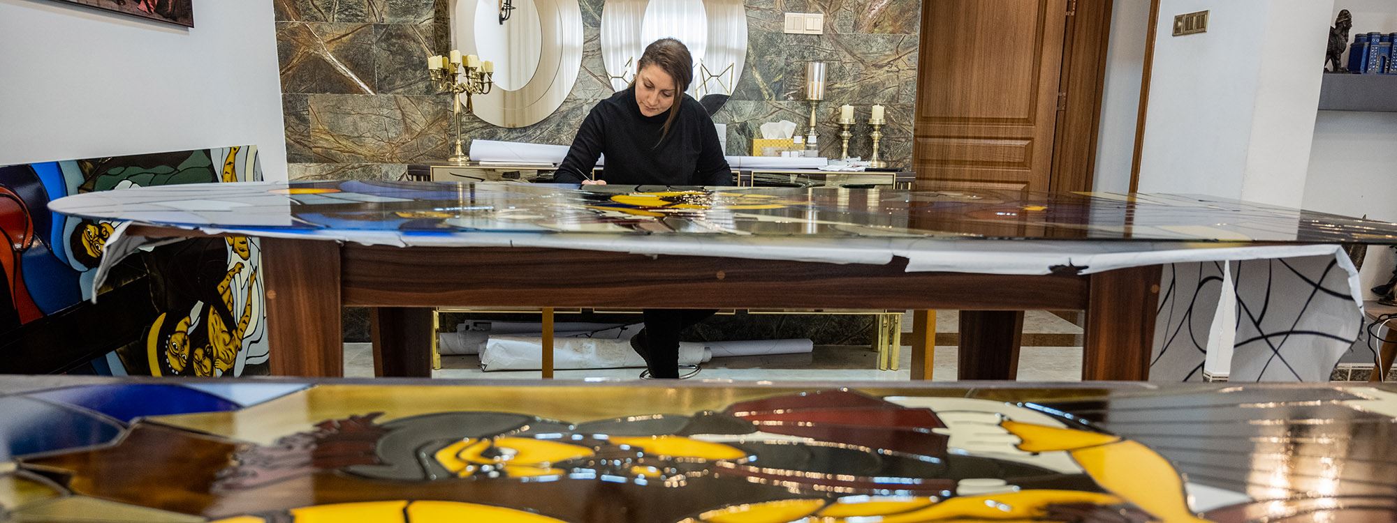 FOTO – Hristiyan ressam Papa’nın ziyareti için cama resim çiziyor