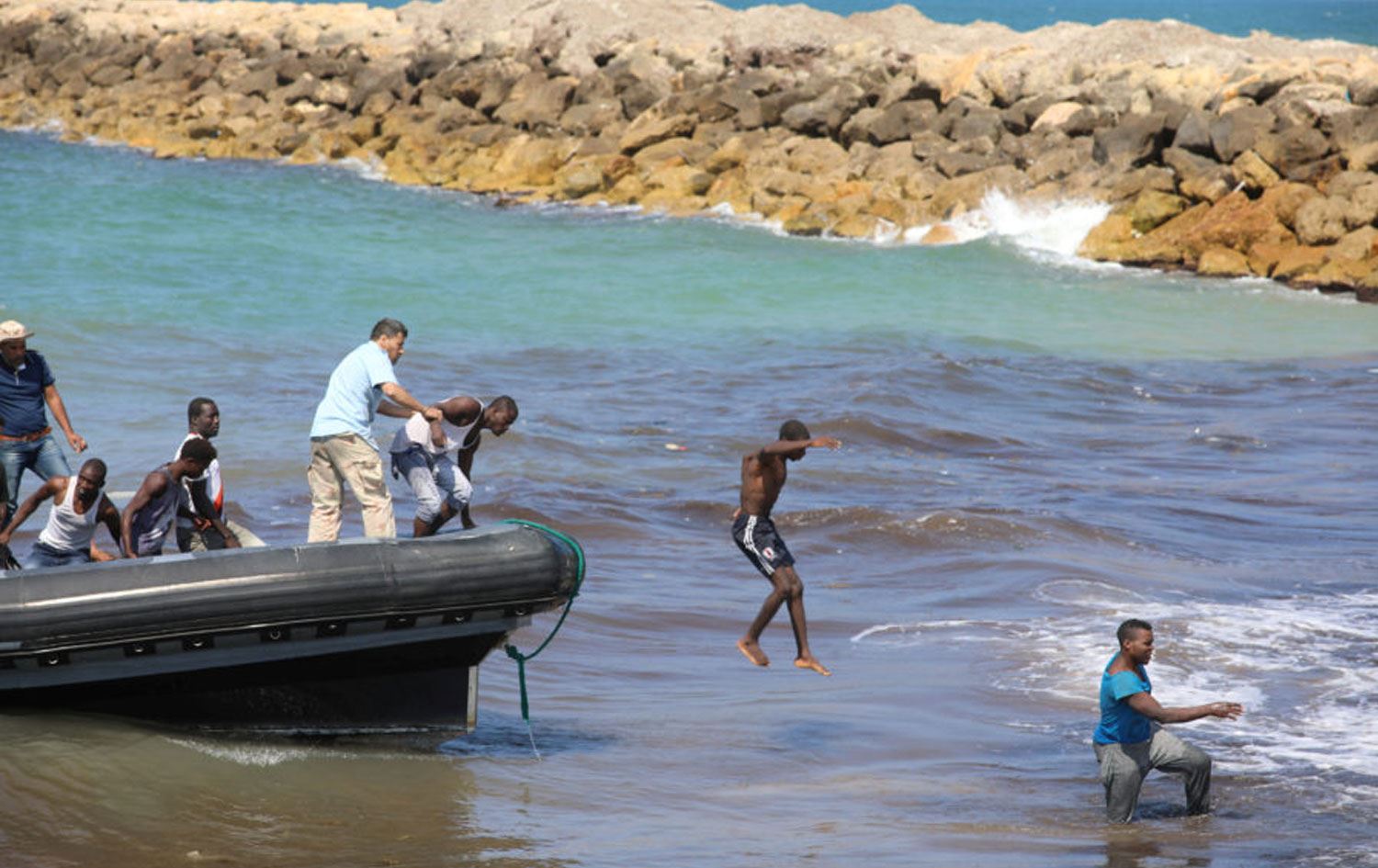 Kaçakçılar 80 göçmeni suya attı: En az 20 ölü!