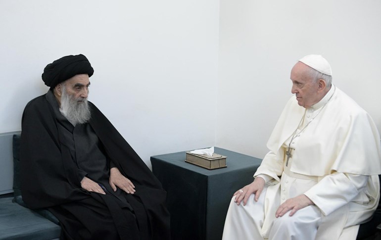صورة من اللقاء بين البابا فرنسيس والمرجع الديني علي السيستاني