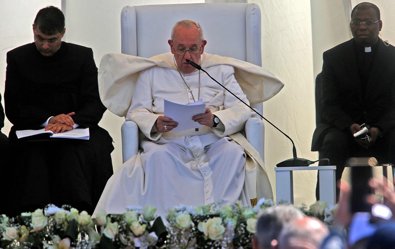 البابا فرنسيس خلال إلقاء كلمته في مدينة أور الأثرية