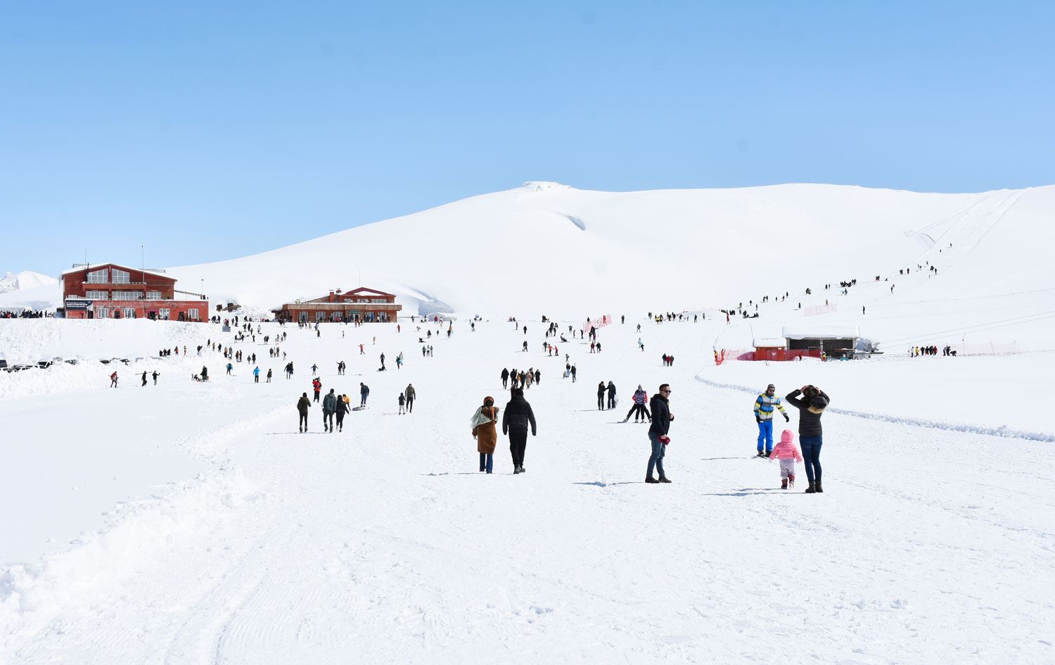 Hakkari'deki kayak merkezinde hafta sonu yoğunluğu