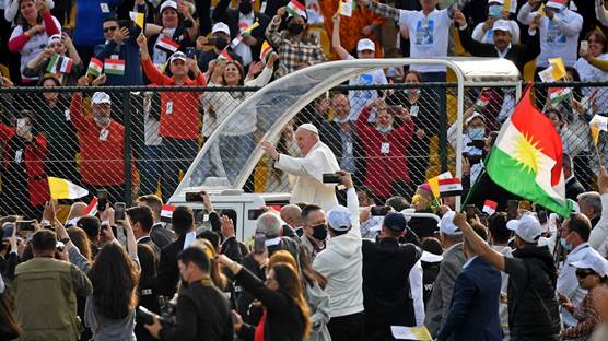 Pope Francis blesses people as he arrives in the popemobile vehicle at the Franso Hariri Stadium in Arbil, on March 7, 2021, in the capital of Erbil. Photo: Vincenzo Pinto / AFP 