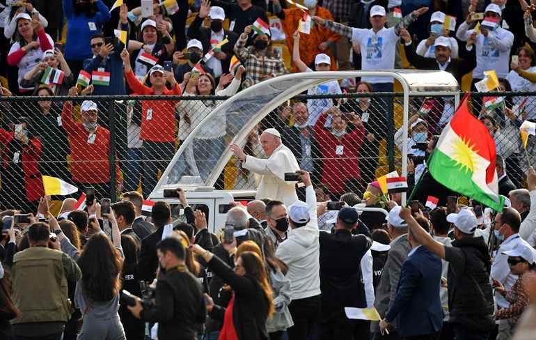 Pope Francis blesses people as he arrives in the popemobile vehicle at the Franso Hariri Stadium in Arbil, on March 7, 2021, in the capital of Erbil. Photo: Vincenzo Pinto / AFP 