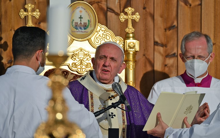 Pope Francis prays during mass at the Franso Hariri Stadium in Erbil, on March 7, 2021.Photo: Vincenzo Pinto / AFP