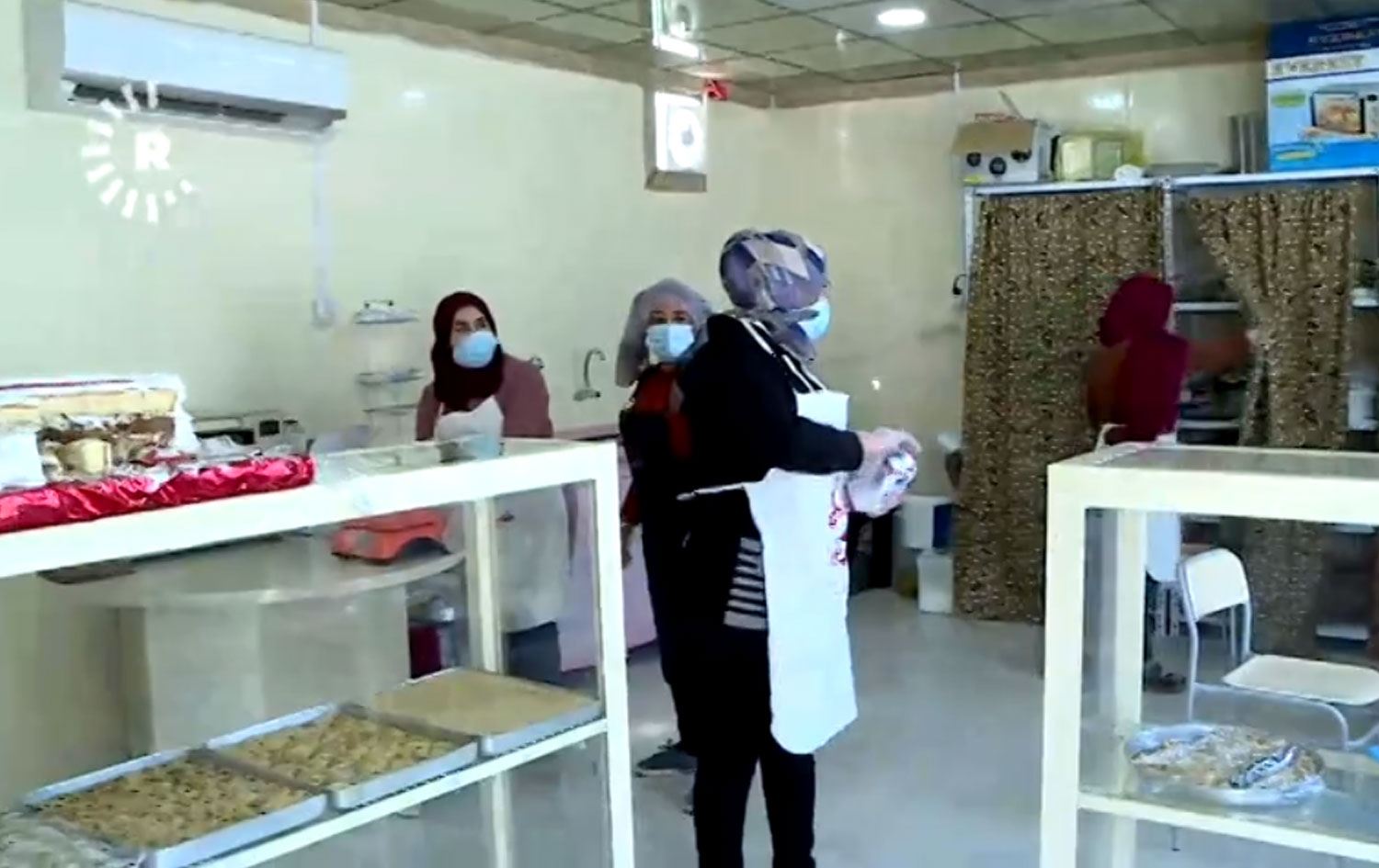 Göçzede kampındaki Rojavalı kadınlar tatlı imalathanesi açtı