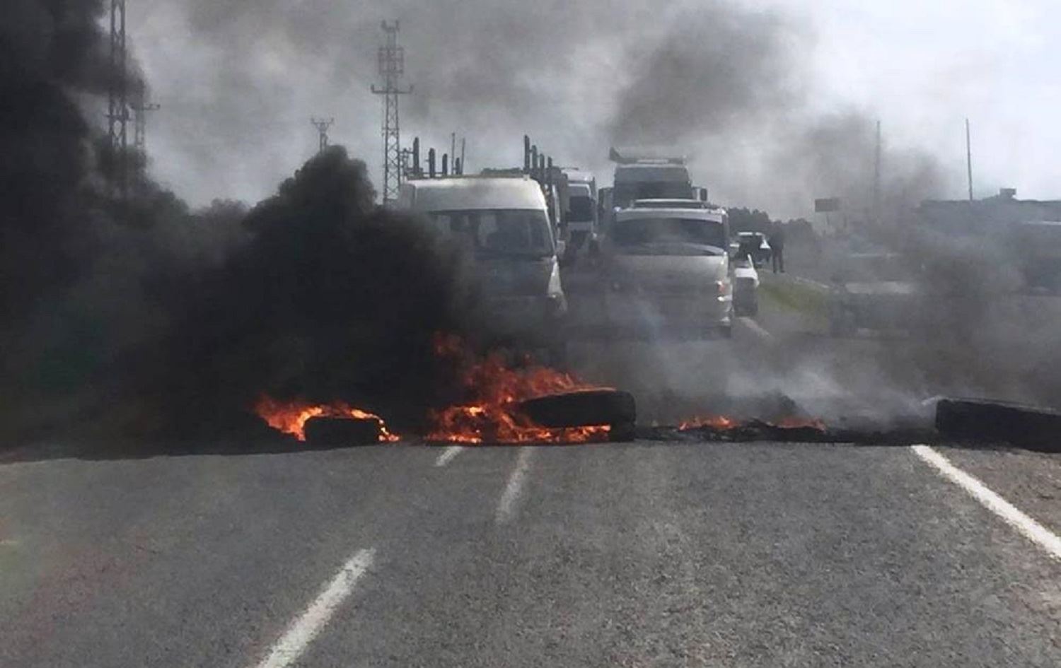 DEDAŞ’ı protesto eden Urfalı çiftçiler lastik yakıp yolu trafiğe kapattı