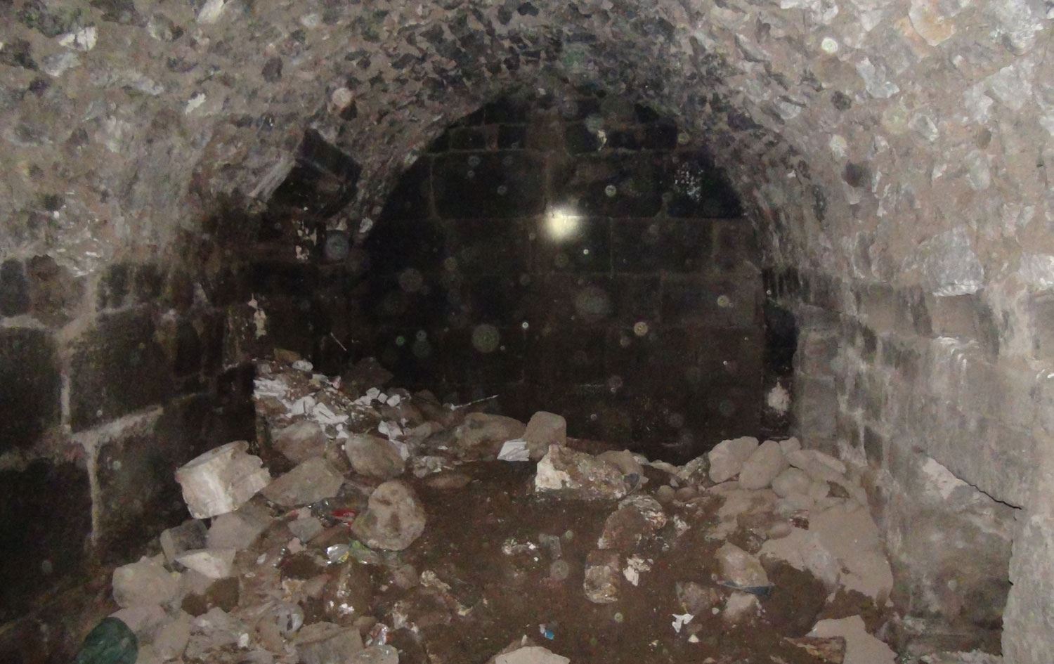 İzinsiz kazıda Bizans dönemine ait mezar bulundu