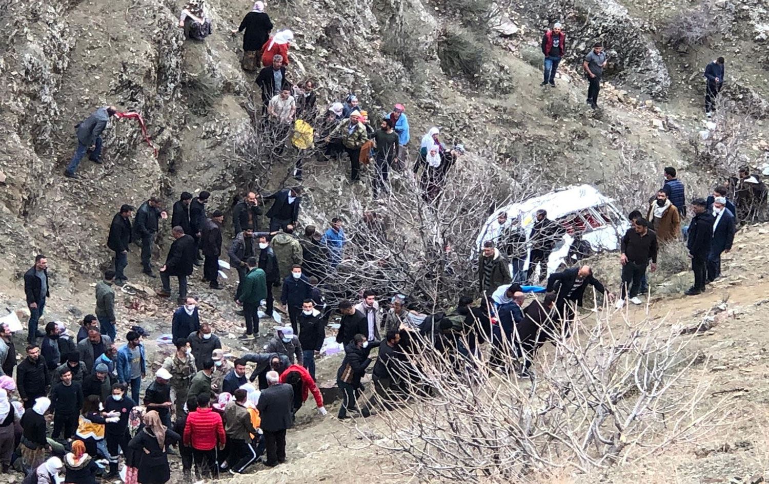 Batman’da öğrenci servisi uçurumdan yuvarlandı: 2 ölü 27 yaralı