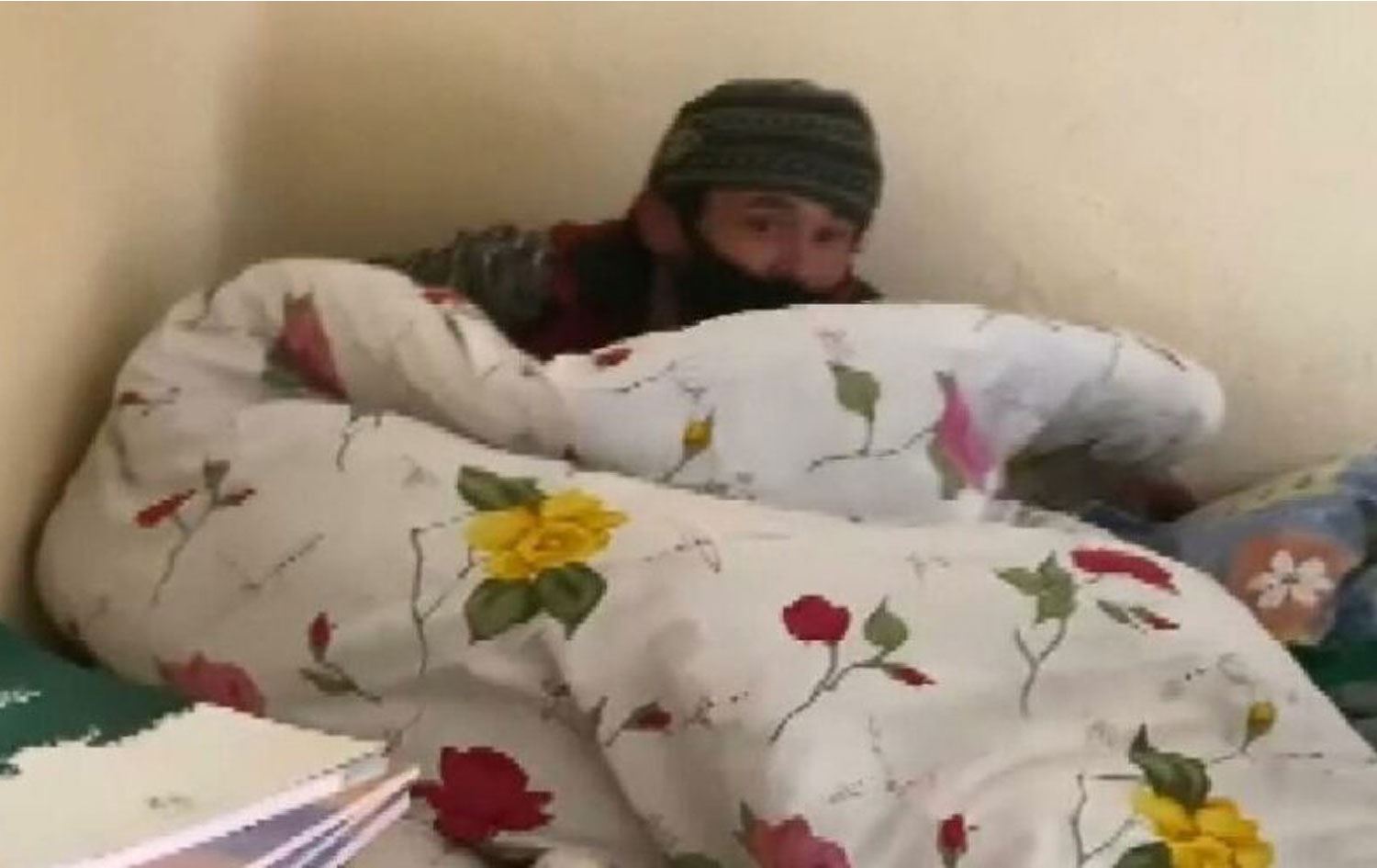 VİDEO - Eve giren hırsız battaniye altında yakalandı