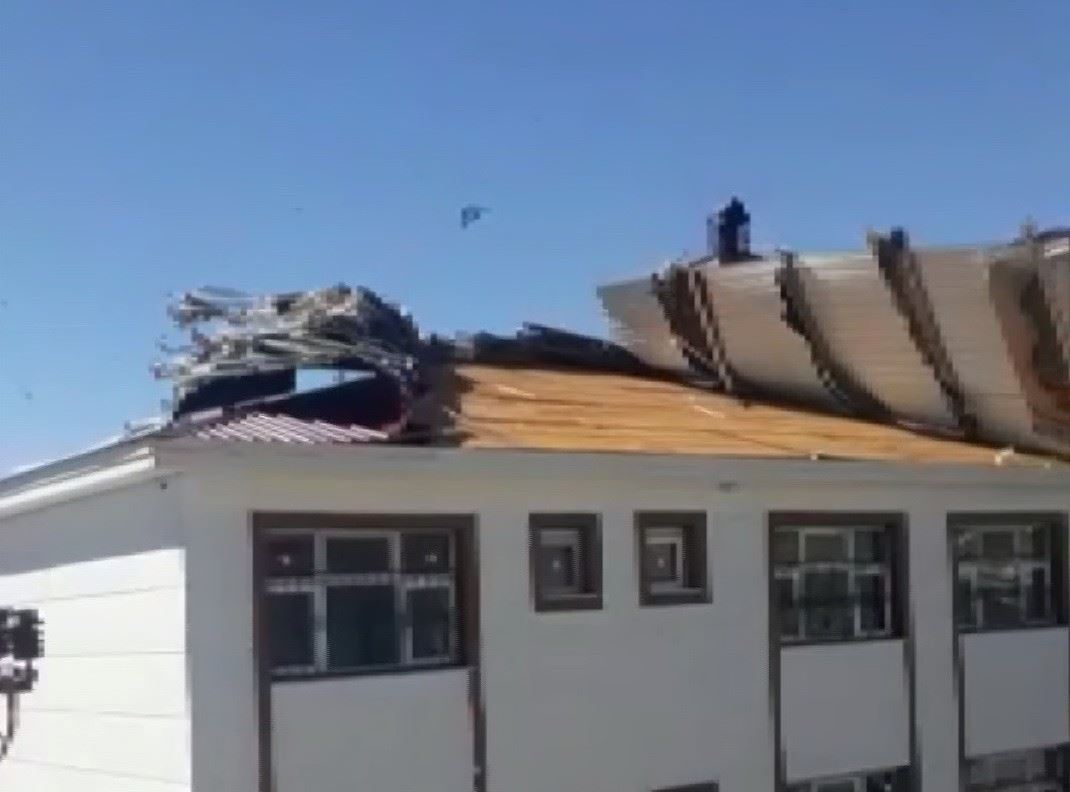 Adıyaman'da çatılar kağıt gibi uçtu