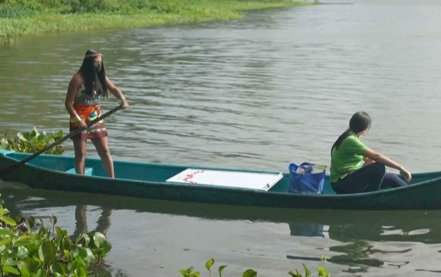 مامۆستایەک لە پەنەما بە بەلەم دەڕوات وانە بە قوتابیانی هەژار دەڵێتەوە