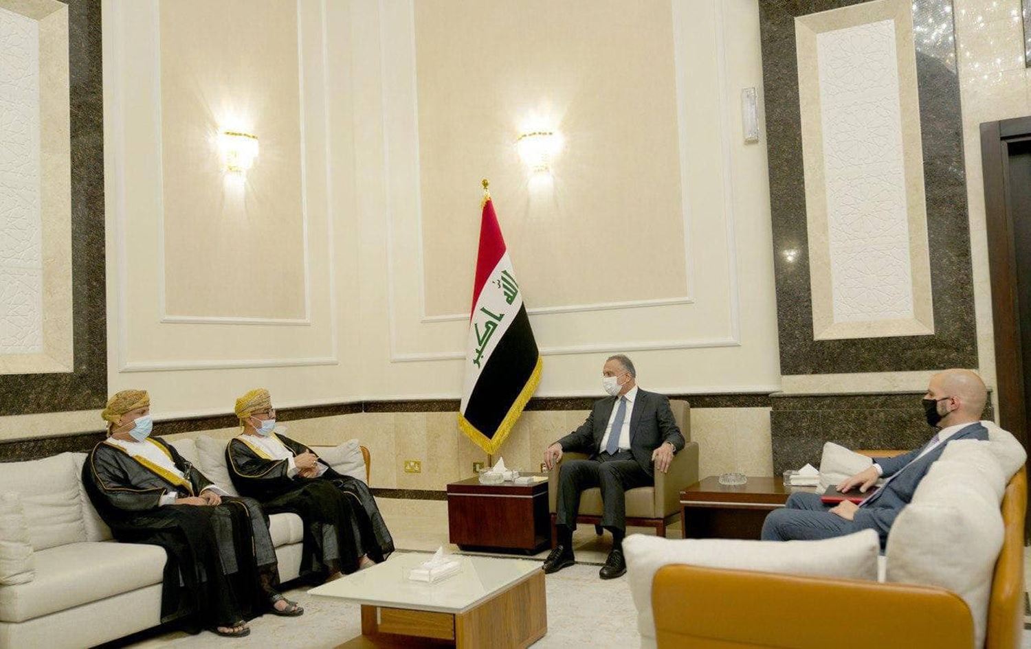 الكاظمي يؤكد سعي العراق لتوطيد علاقاته مع سلطنة عمان