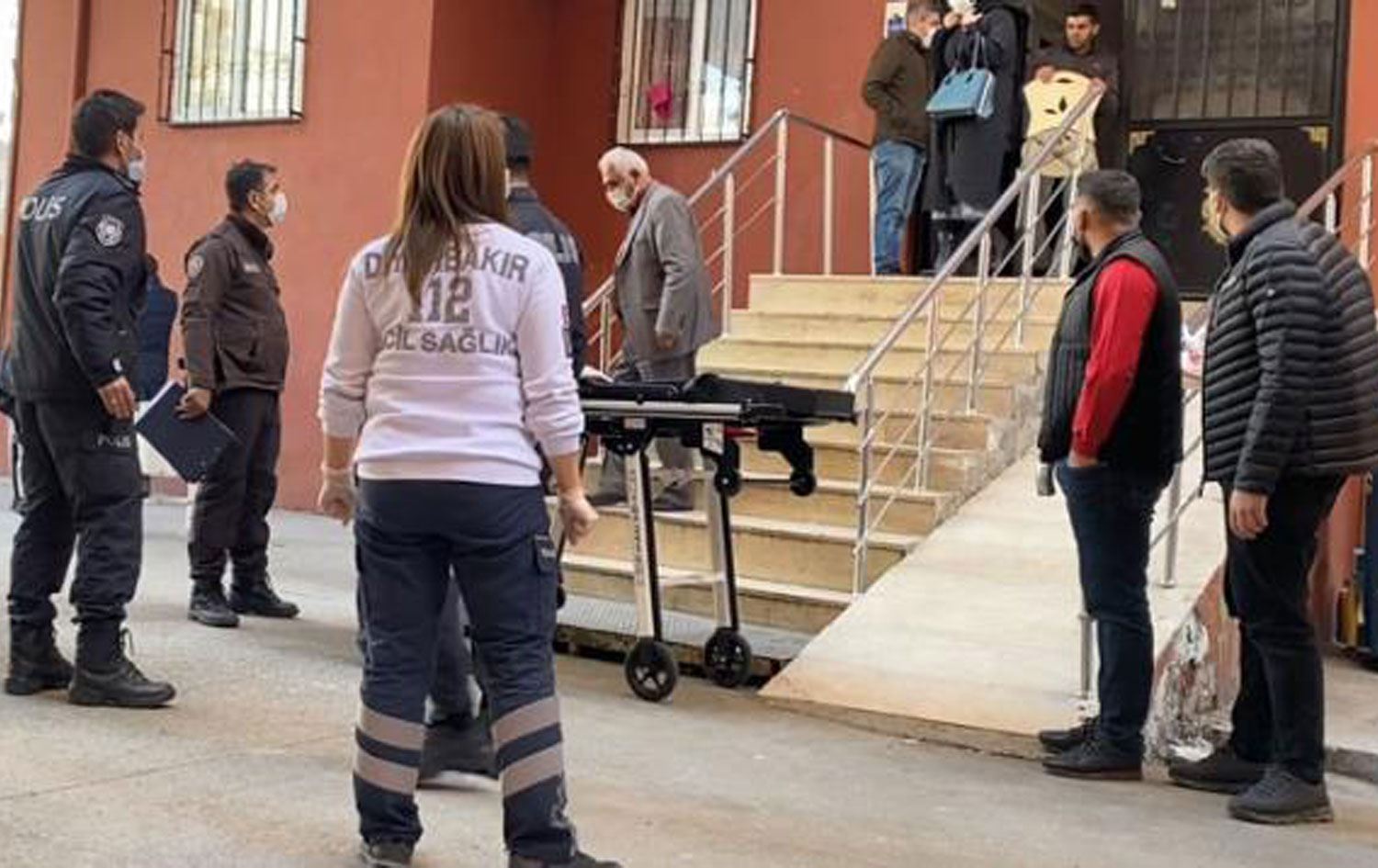 Diyarbakır'da 2 çocuk annesi, evde ölü bulundu