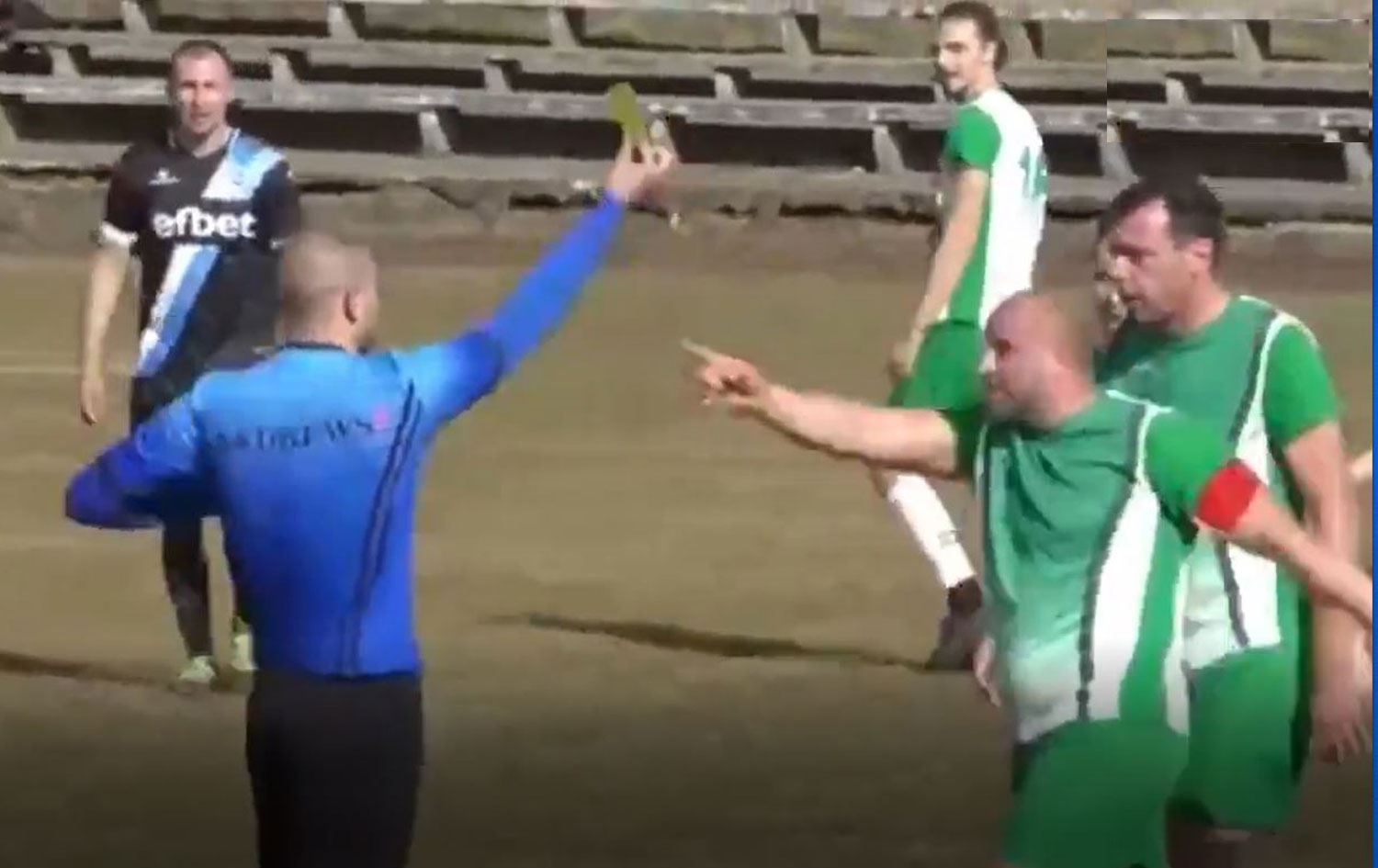 VİDEO - Sarı kart gösteren hakemi tekme tokat dövdüler