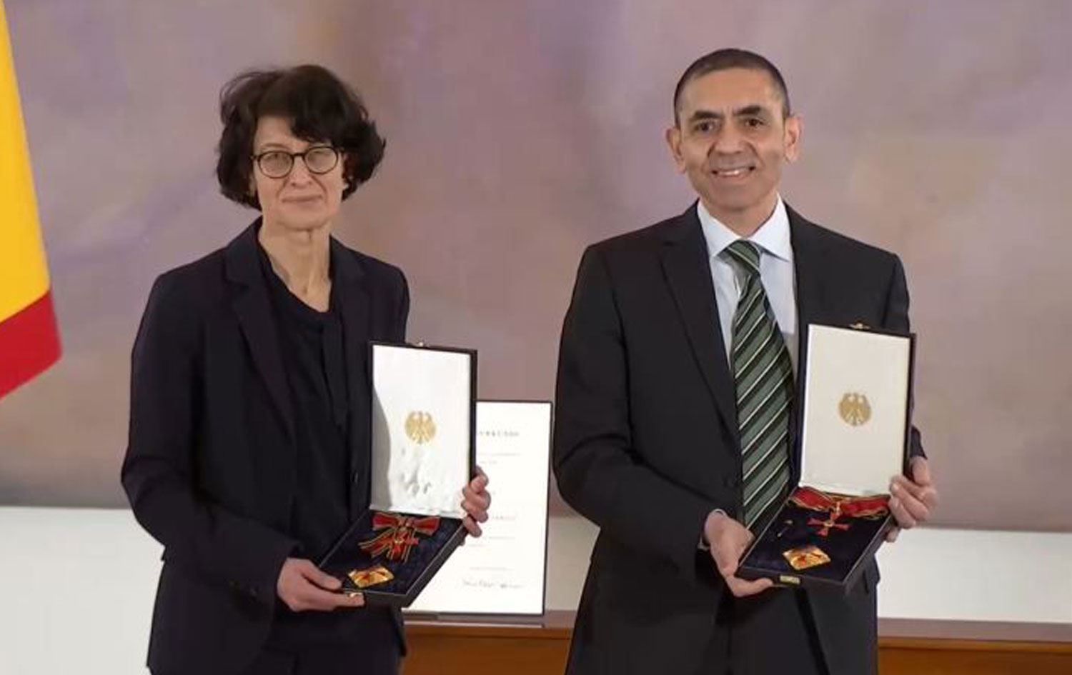 Türeci ve Şahin’e Almanya’da liyakat nişanı verildi