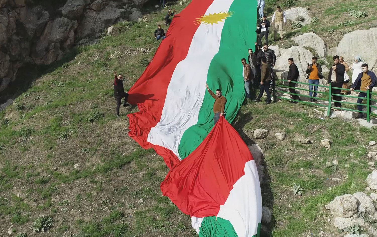 ئاکرێ؛ جگە لە ئاڵا 65 مەترییەکەی کوردستان هەزار مەشخەڵیش بۆ نەورۆز هەڵدەکرێن