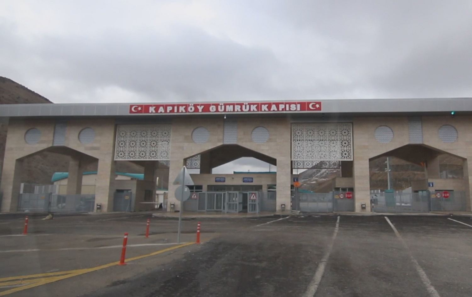 Girtina deriyên sînorî bandor li xelkê Wanê kiriye