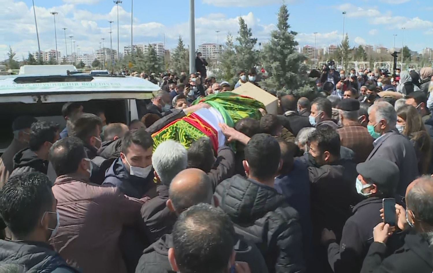 Polîsan nehiştin Ala Kurdistanê li ser tabûta  Kadrî Yildirim bê danîn