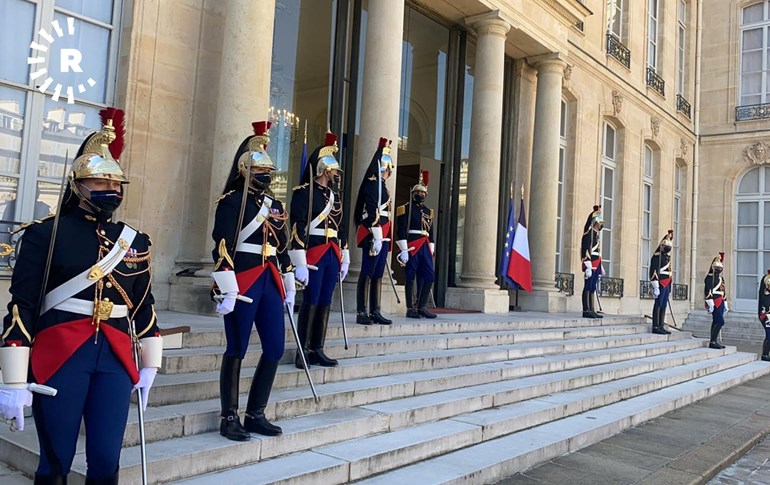 بەردەم کۆشکی ئێلیزێ لە چاوەڕوانیی نێچیرڤان بارزانیدا