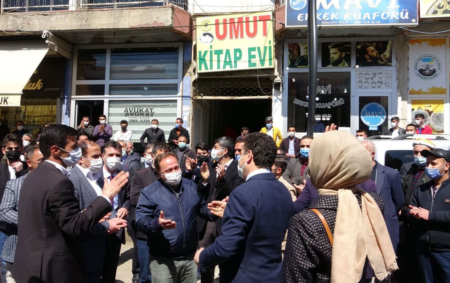 Ali Babacan Şemdinli’de Umut Kitap Evi’ni ziyaret etti