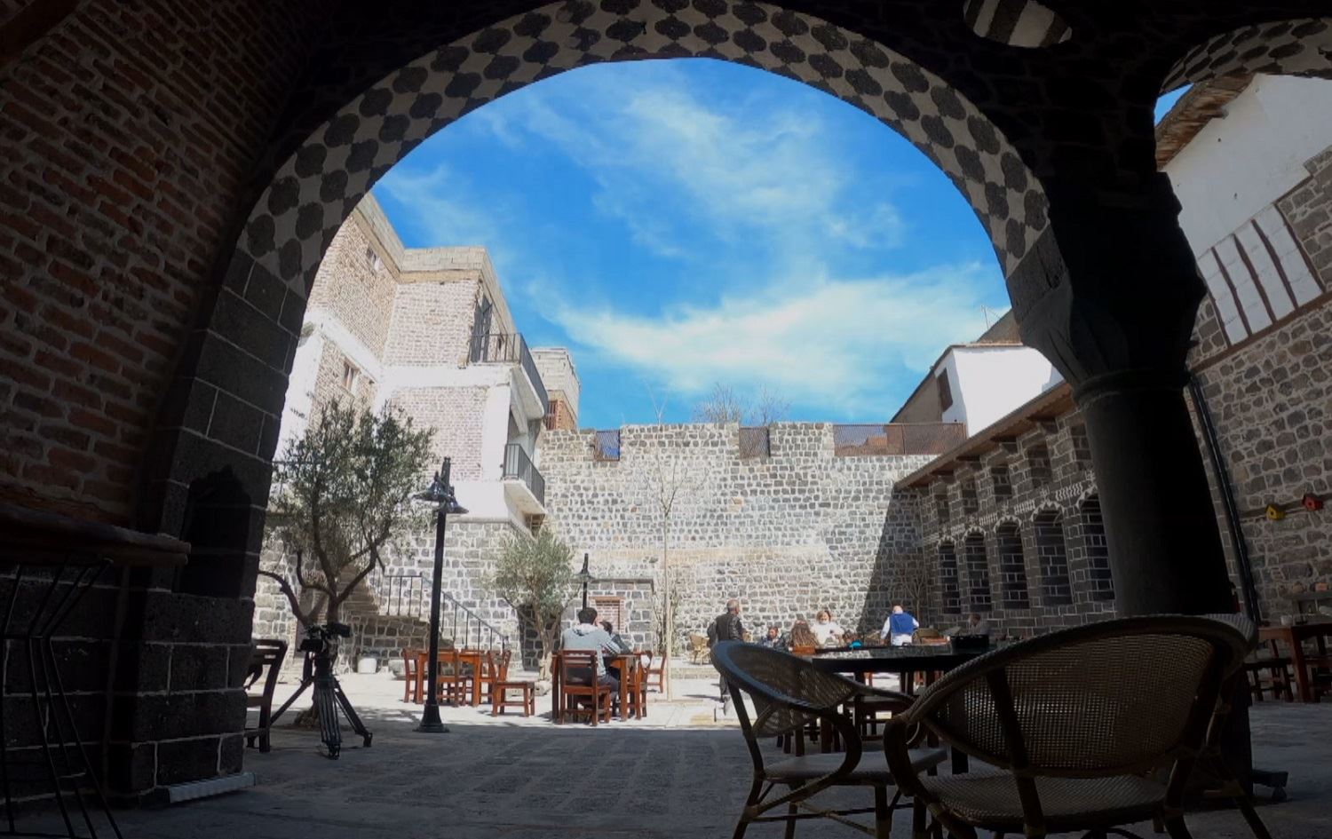 Li Amedê cihên dîrokî dibin kafe û resturantên taybet