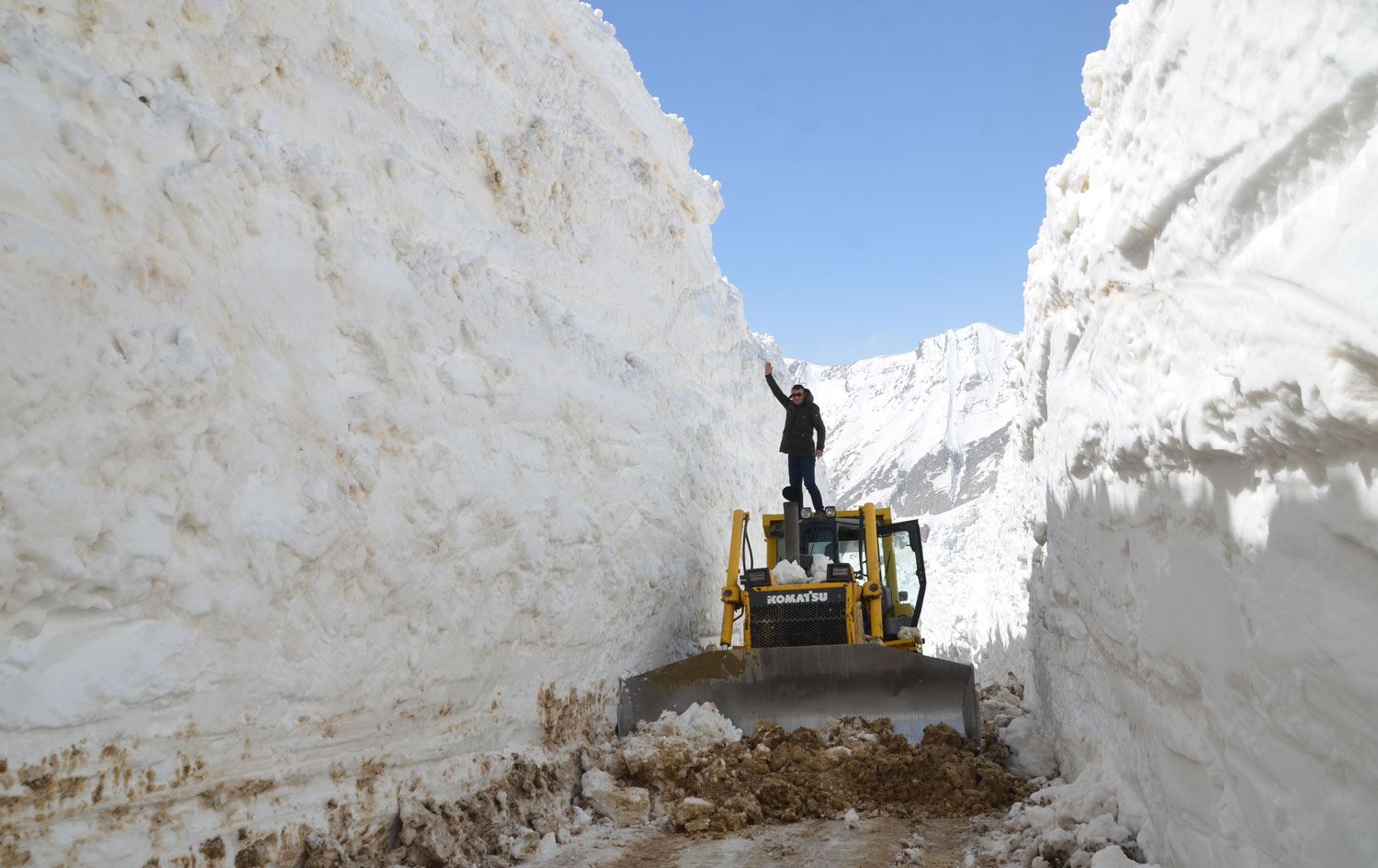 Hakkari'de karla mücadele Nisan’da da sürüyor