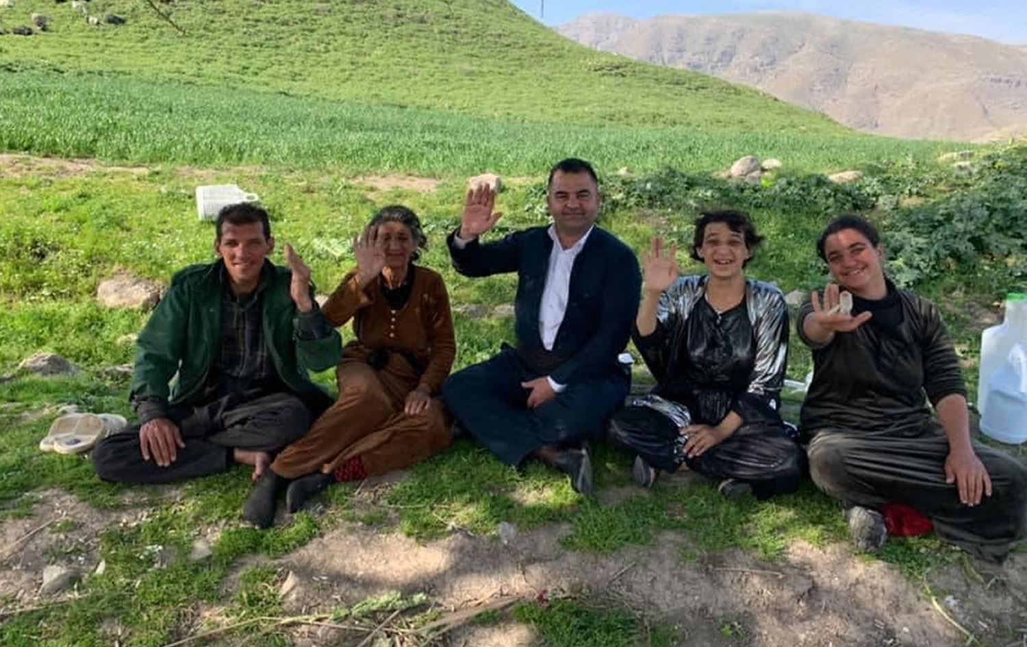 گەنجێک نزیکەی 10 ساڵە خزمەتی خێزانێکی خاوەن پێداویستیی تایبەت دەکات و دەیانباتە سەیران