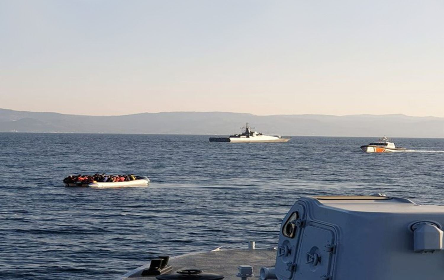 Yunanistan, Türkiye'yi yasa dışı göçmen teknelerine refakat etmekle suçladı