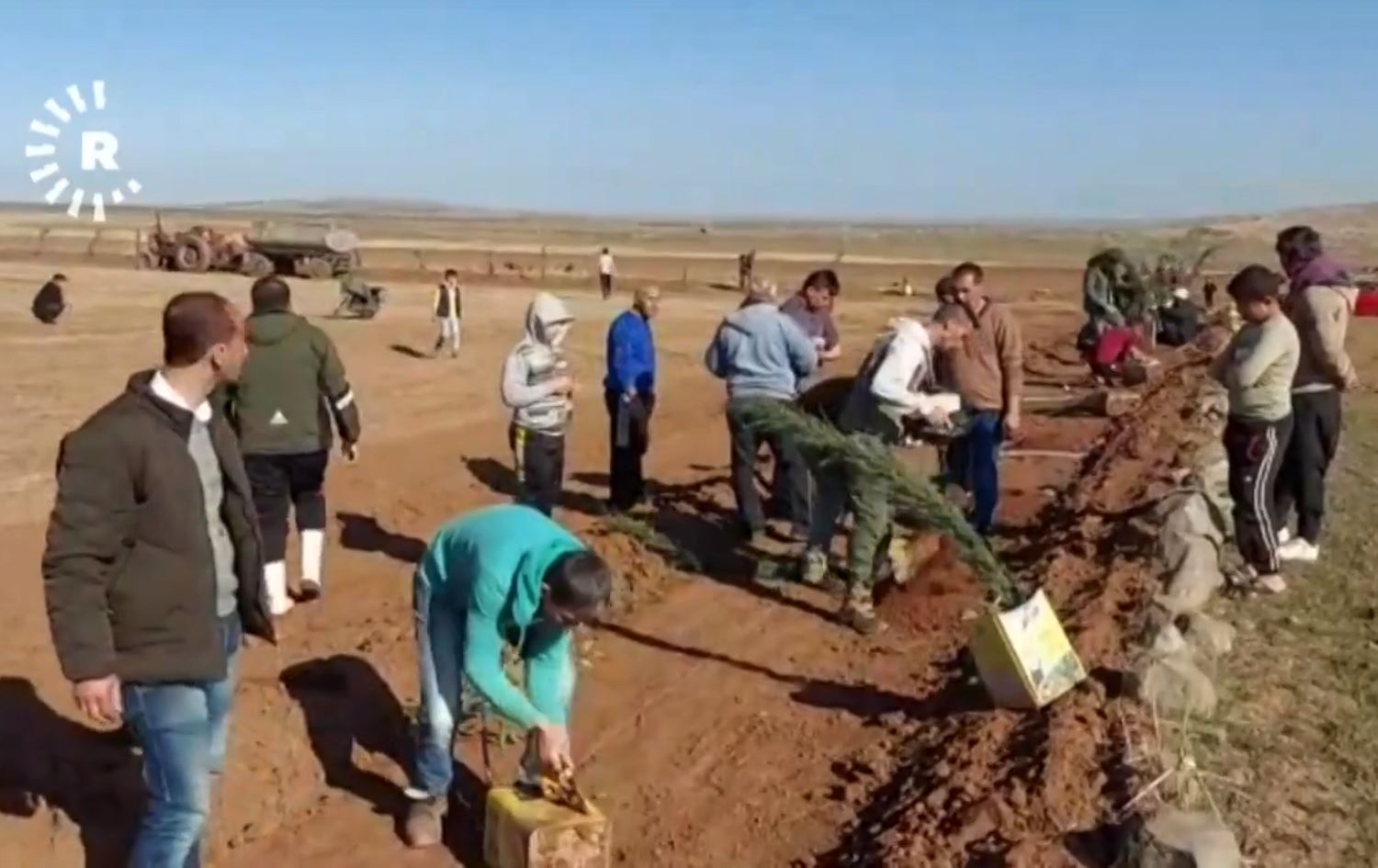 Xelkê Dêrûna Axê gundê xwe bi dar û ber dikin