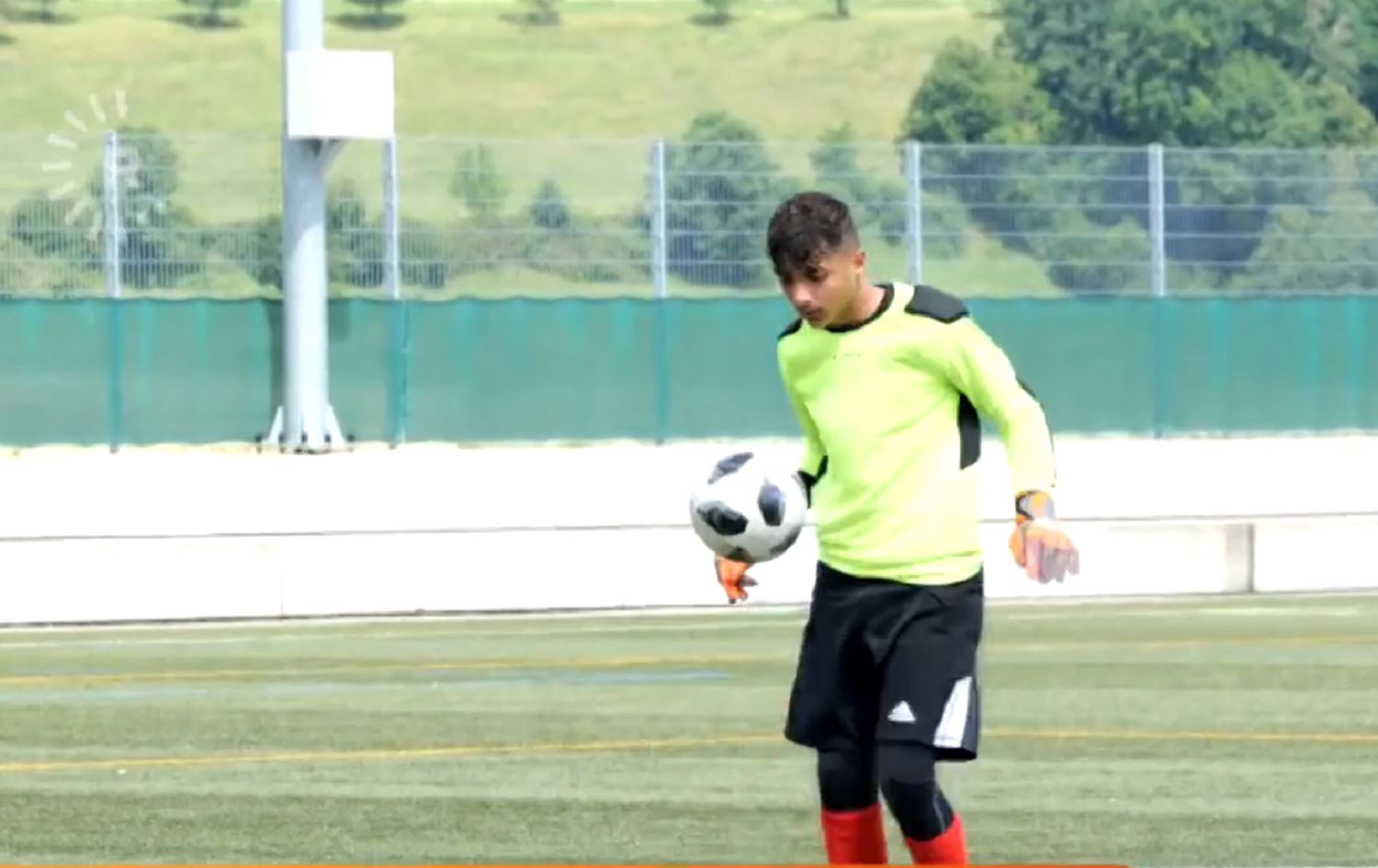 Futbolîstê Kurd ê 14 salî bûye rojeva klubên fotbulê yên cîhanê