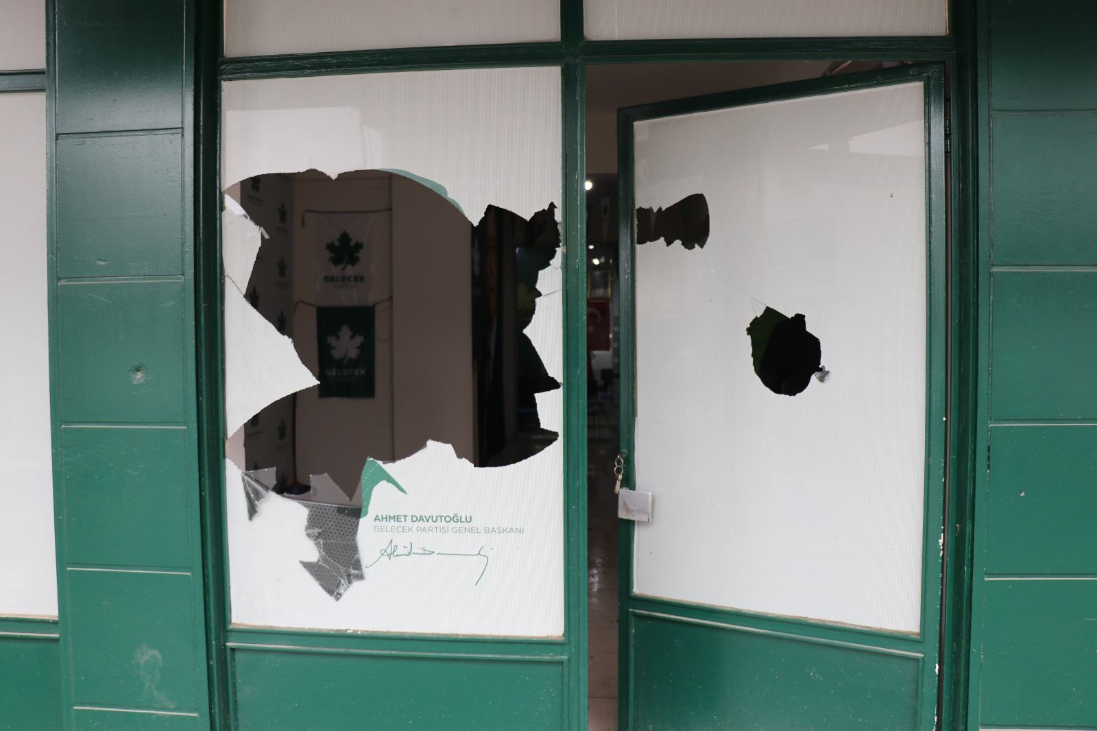 Sakarya'da, Gelecek Partisi İlçe Başkanlığı binasına saldırı