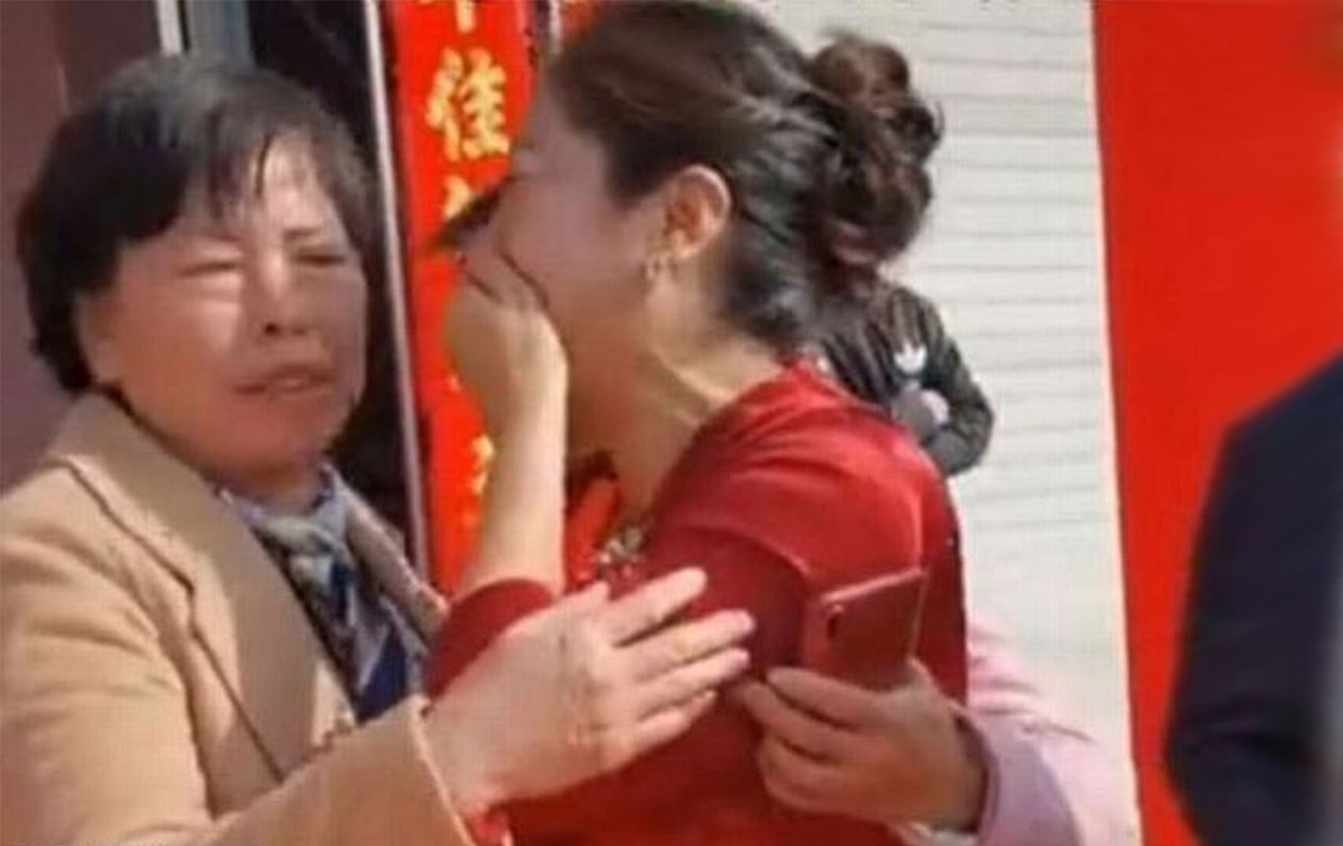 Damadın annesi, gelinin kendi kızı olduğunu düğün günü fark etti