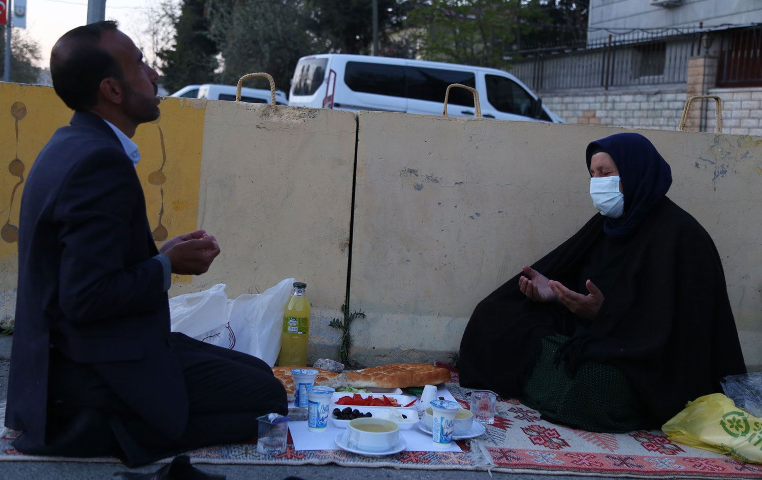 Adalet Nöbeti’ndeki Şenyaşar ailesi ilk iftarını Urfa Adliyesi önünde açtı