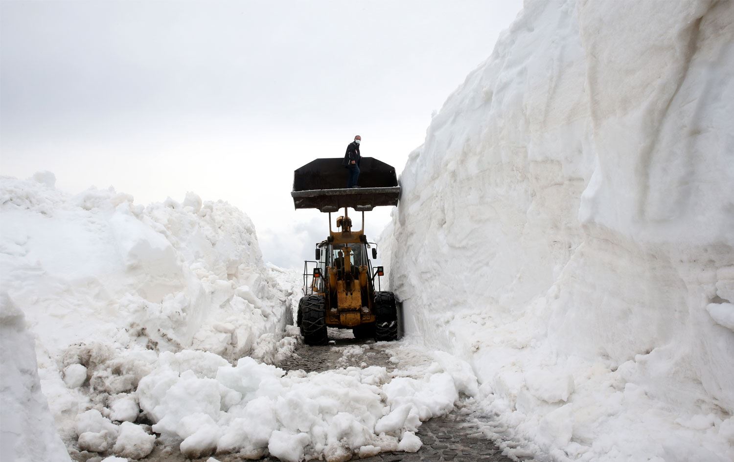 Bitlis’te yolları kapayan 10 metrelik karla mücadele