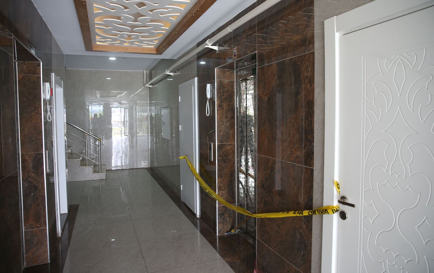 Asansör kazasında çocuğuna sarılarak korumaya çalışan baba ağır yaralandı